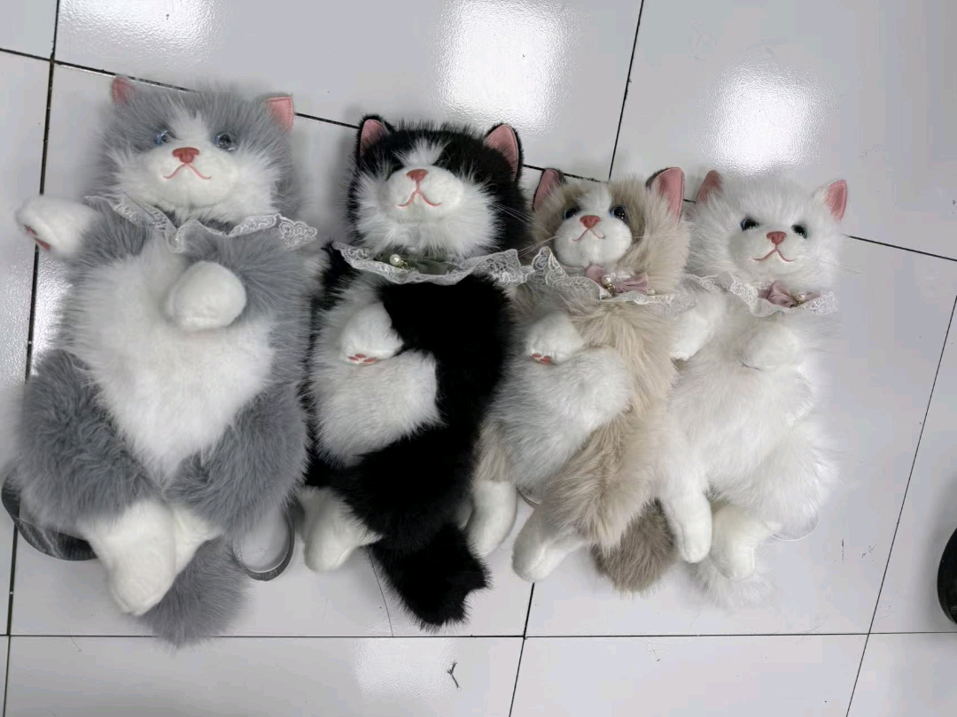 The backpack is in the cute shape of a bell cat, with a squeezer that makes a sound and a shoulder strap. It can be used as a backpack details Picture