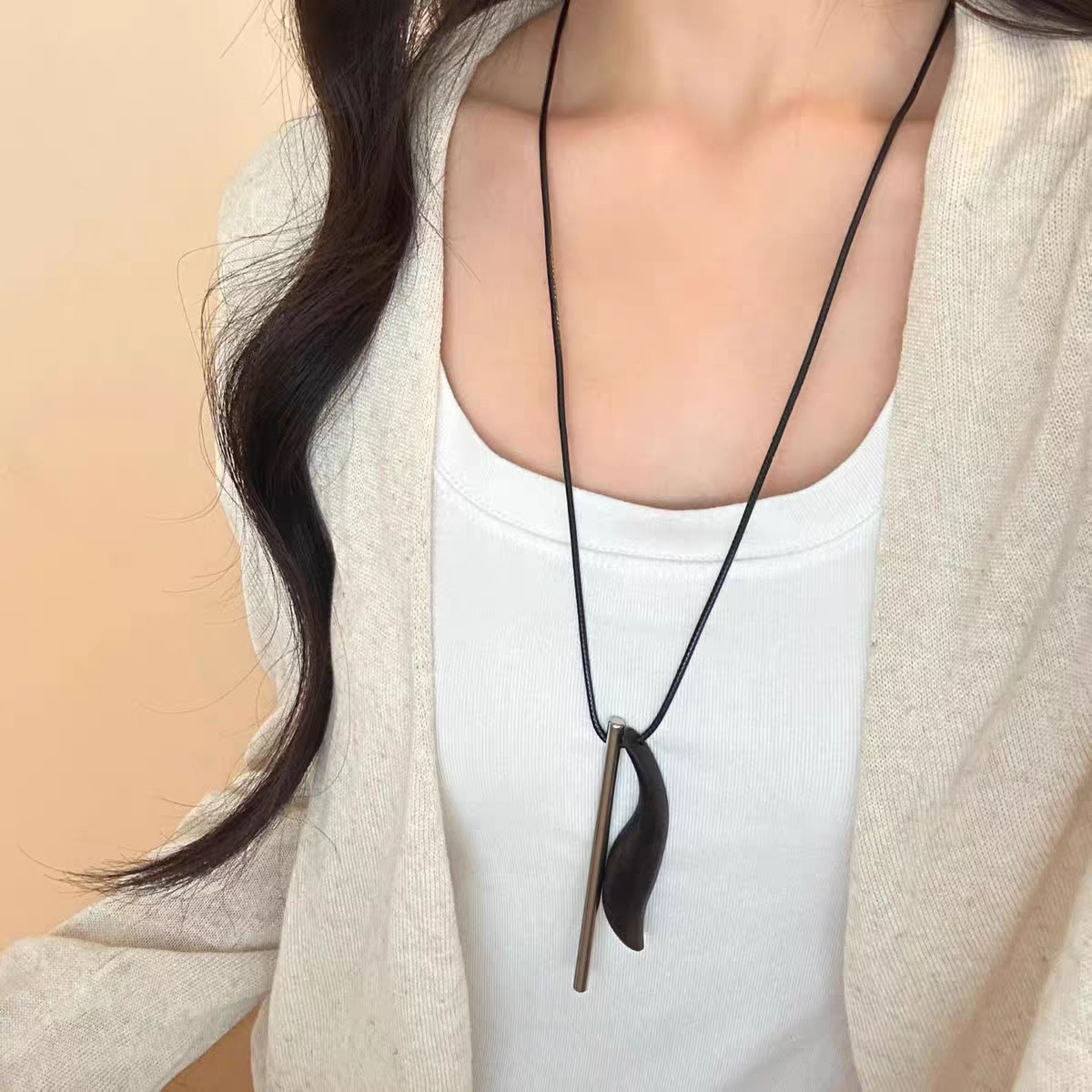 Siloqi accessories: Fox tail sandalwood metal necklace for women, a niche, light luxury, irregular, high-end long pendant, wax rope, sweater chain accessory detail image 3