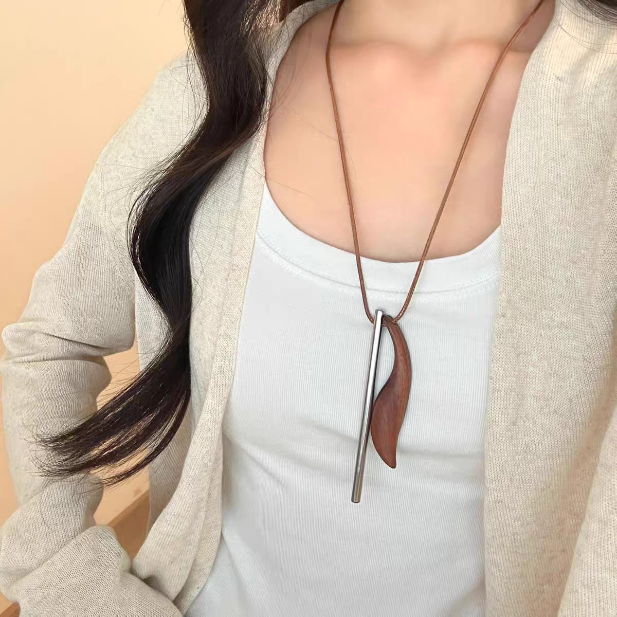 Siloqi accessories: Fox tail sandalwood metal necklace for women, a niche, light luxury, irregular, high-end long pendant, wax rope, sweater chain accessory detail image 2
