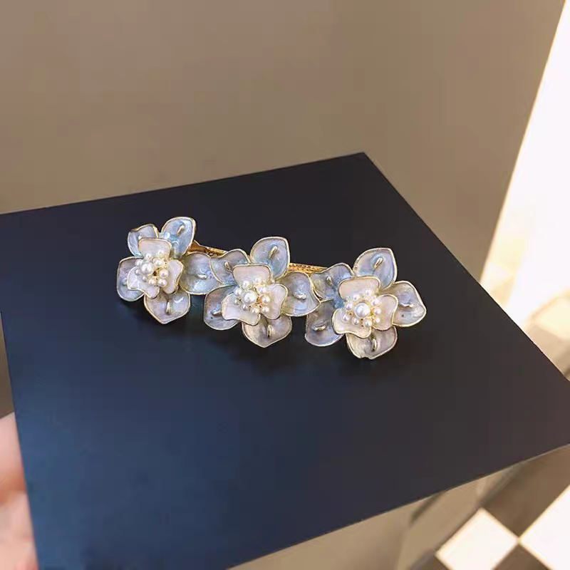 Shiluoqi Accessories' new Chinese-style flower top clip, horizontal clip, half hairpin at the back of the head, one-line clip, elegant and versatile bangs clip Application Scenario