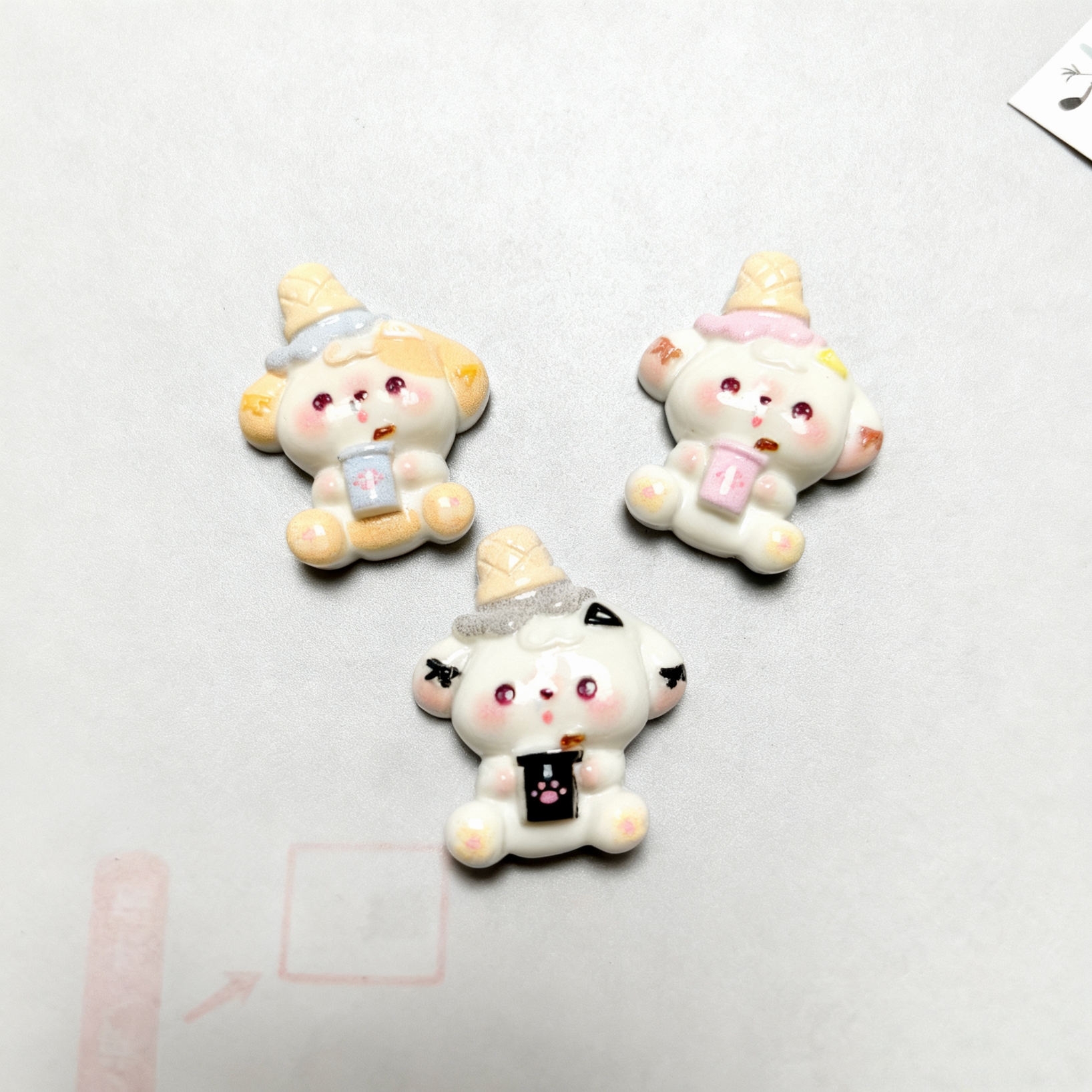 可爱小熊造型饰品三只戴冰淇淋帽子手持杯子小熊玩偶潮流玩具毛绒玩具DIY高婆饰品细高跟凉鞋