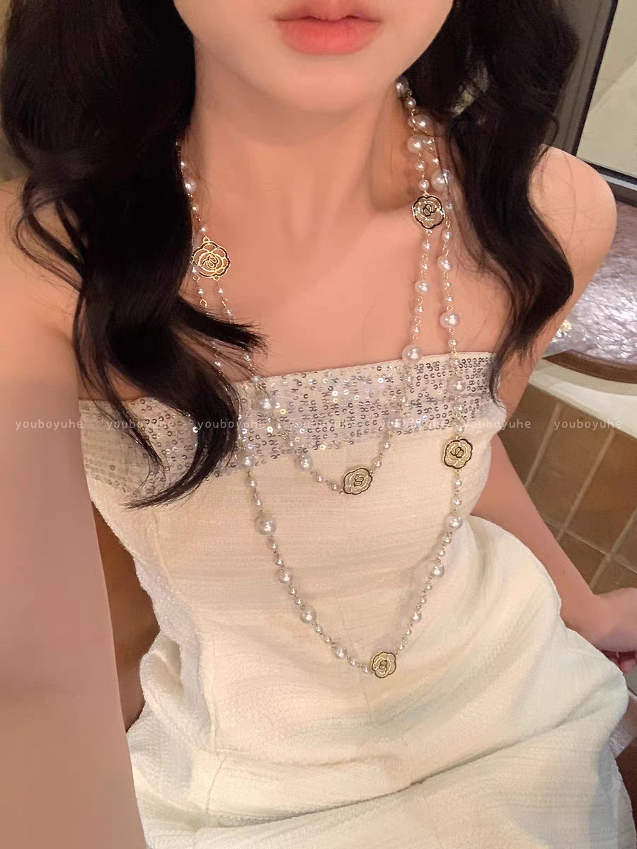 诗洛琪饰品法式黑金山茶花多层珍珠项链女小香风轻奢高级感锁骨链配饰细节图