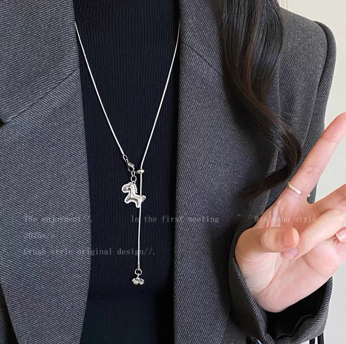 Shiluoqi Accessories, Money to spend soon, Silver pony long necklace, elegant, high-end and sophisticated, light luxury sweater chain accessory Specification image