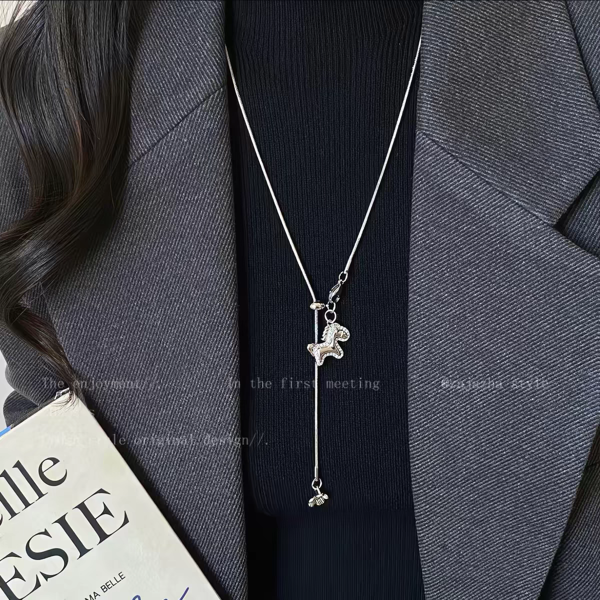 Shiluoqi Accessories, Money to spend soon, Silver pony long necklace, elegant, high-end and sophisticated, light luxury sweater chain accessory detail image 2