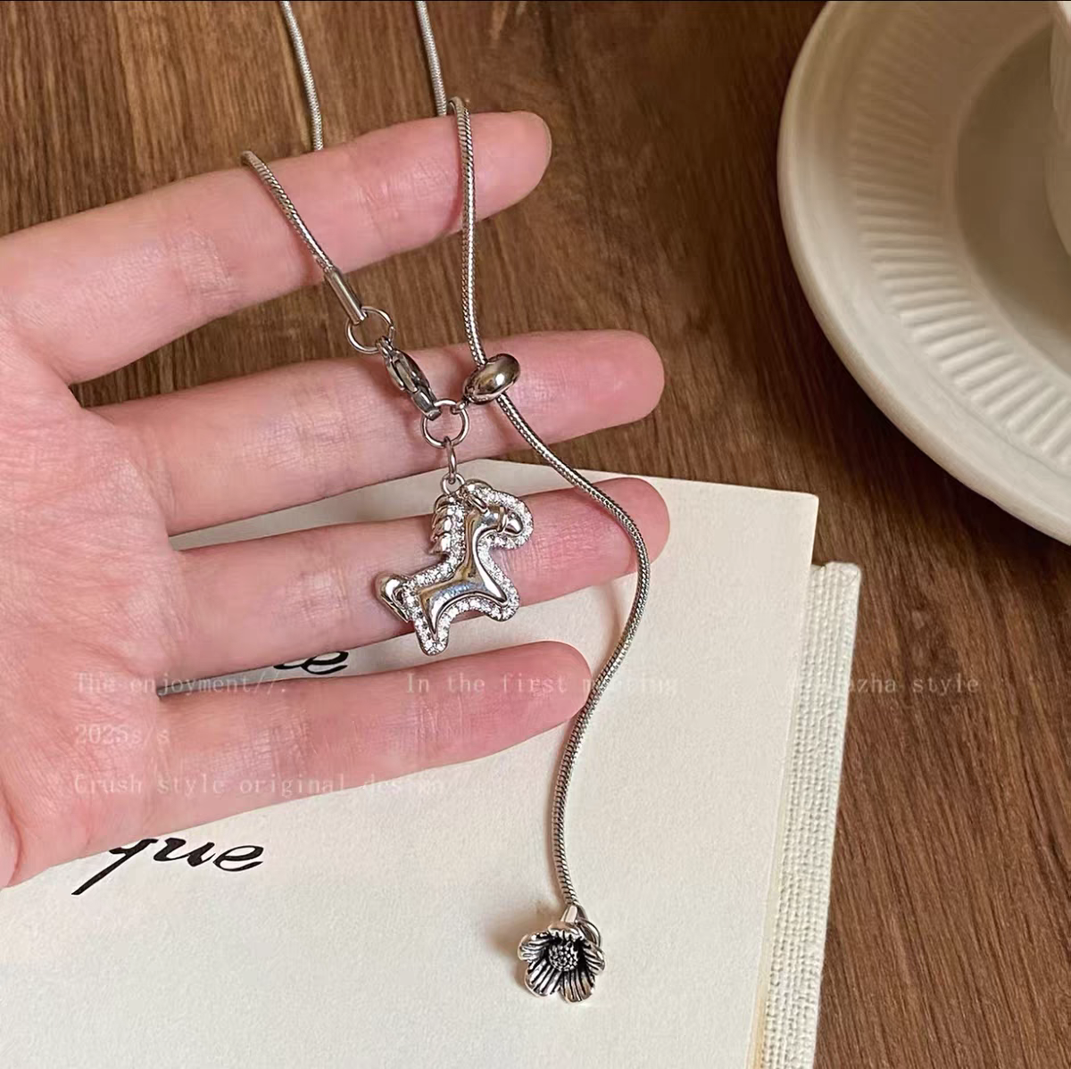 Shiluoqi Accessories, Money to spend soon, Silver pony long necklace, elegant, high-end and sophisticated, light luxury sweater chain accessory Item Picture