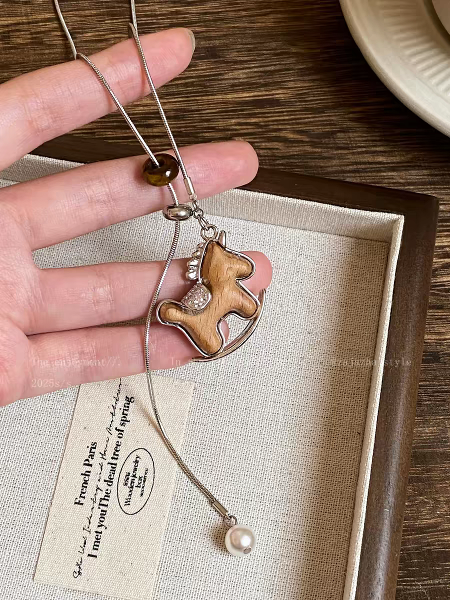 诗洛琪饰品木质小马项链女新款轻奢高级感长款吊坠毛衣链小众设计感配饰白底实物图