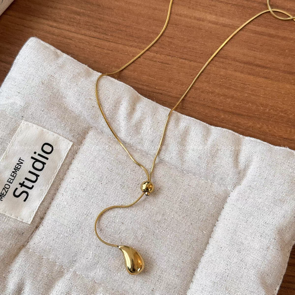 诗洛琪饰品韩系高品质金色水滴抽拉长款项链女新款时尚高级毛衣链配饰白底实物图