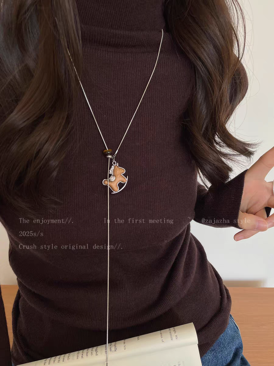 诗洛琪饰品木质小马项链女新款轻奢高级感长款吊坠毛衣链小众设计感配饰细节图