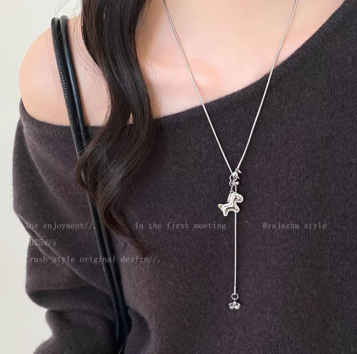 Shiluoqi Accessories, Money to spend soon, Silver pony long necklace, elegant, high-end and sophisticated, light luxury sweater chain accessory Application Scenario