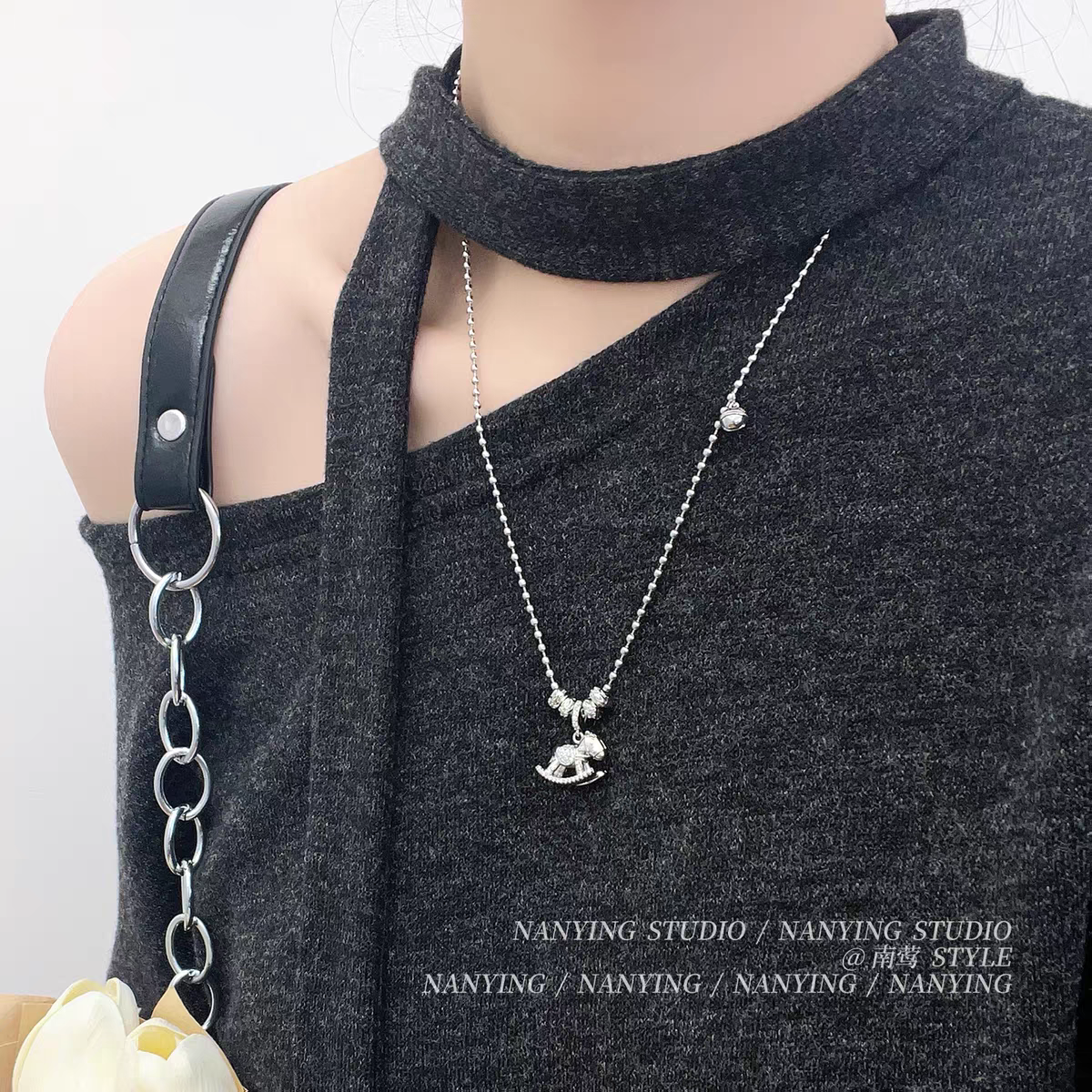 诗洛琪饰品毛衣链银色小马吊坠项链女款秋冬高级感轻奢小众百搭配饰品礼物详情图4