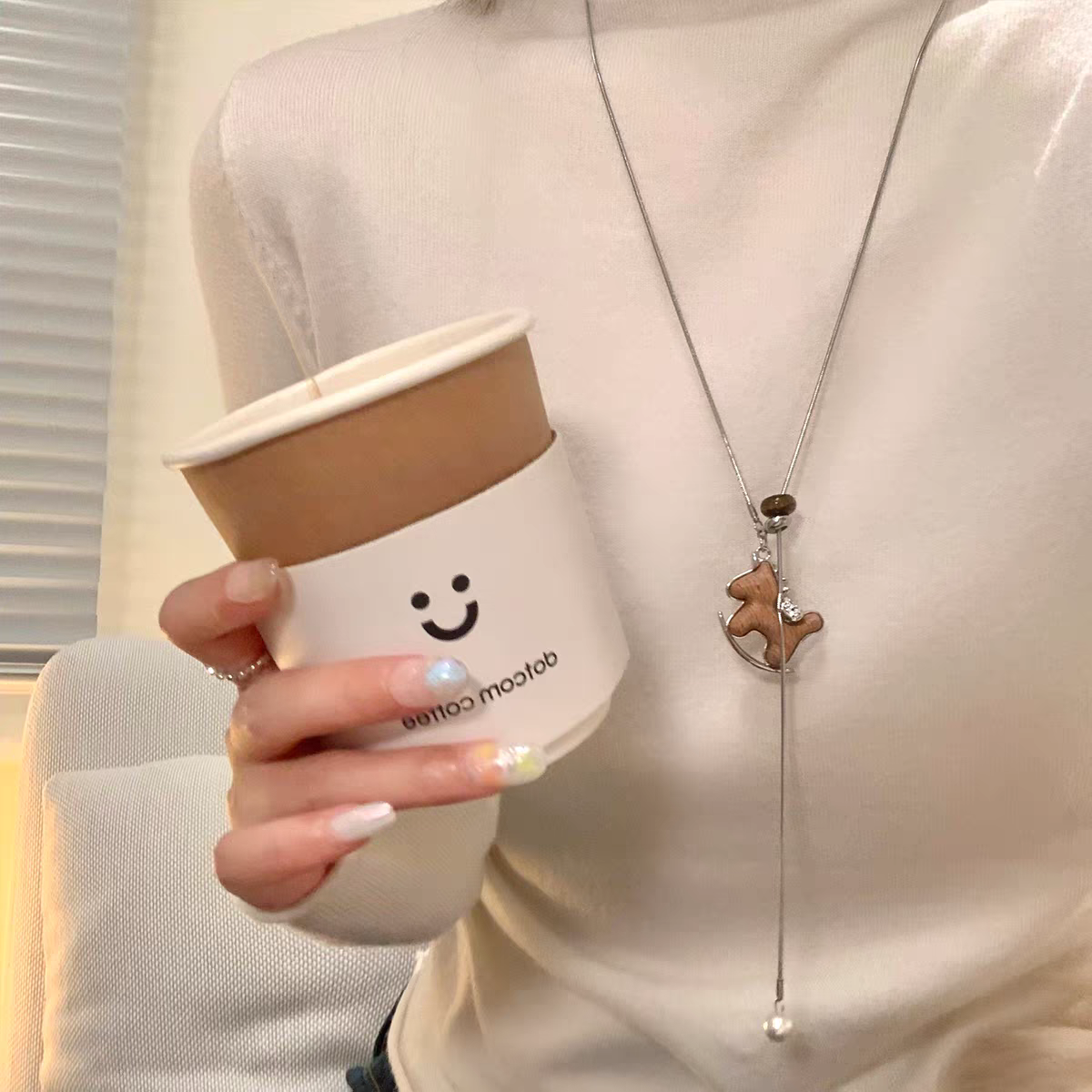 诗洛琪饰品木质小马项链女新款轻奢高级感长款吊坠毛衣链小众设计感配饰产品图