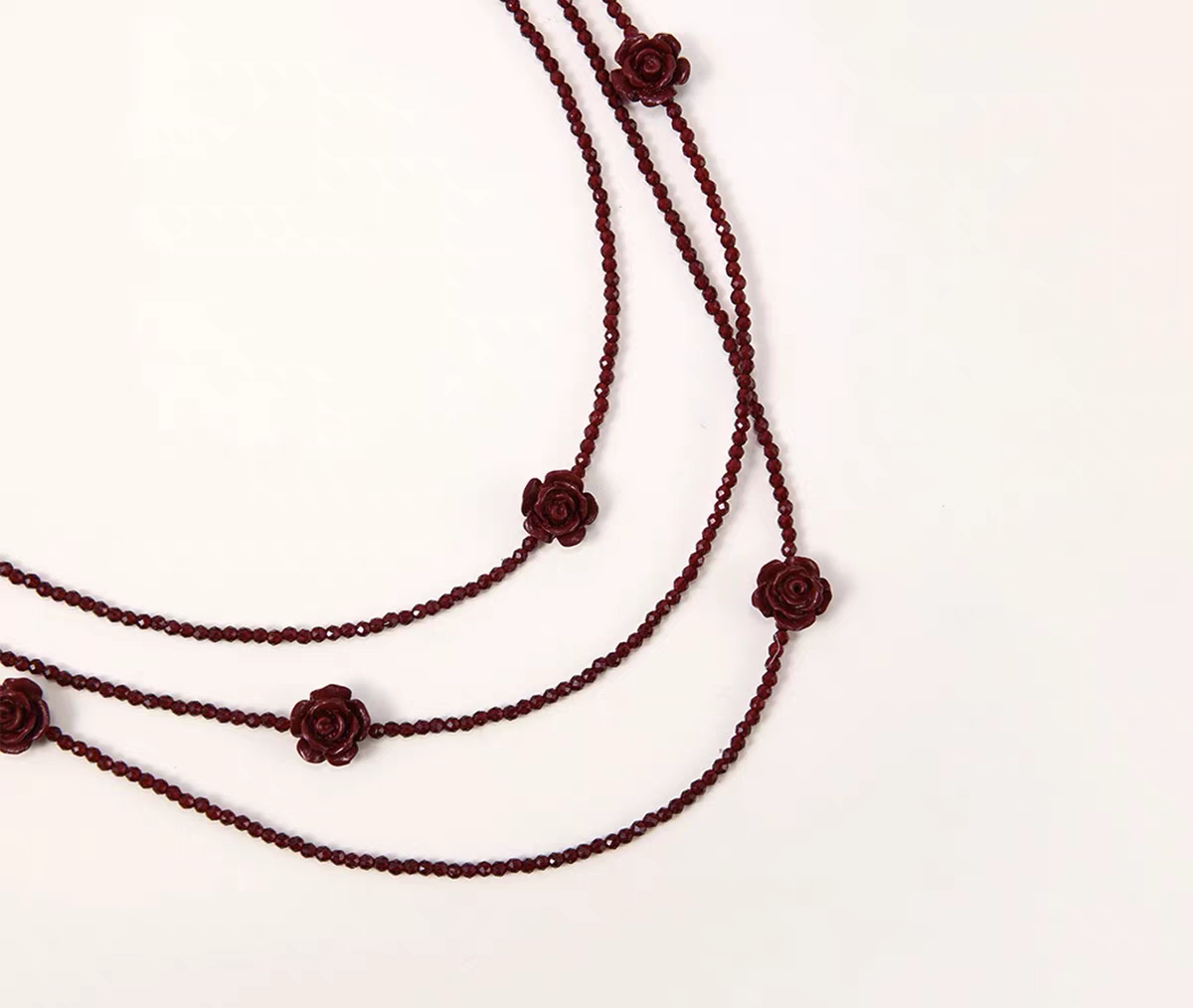 Shiluoqi Accessories Red rose necklace, long and high-end, layer-worn neck-hanging accessory, personalized and versatile sweater chain Application Scenario