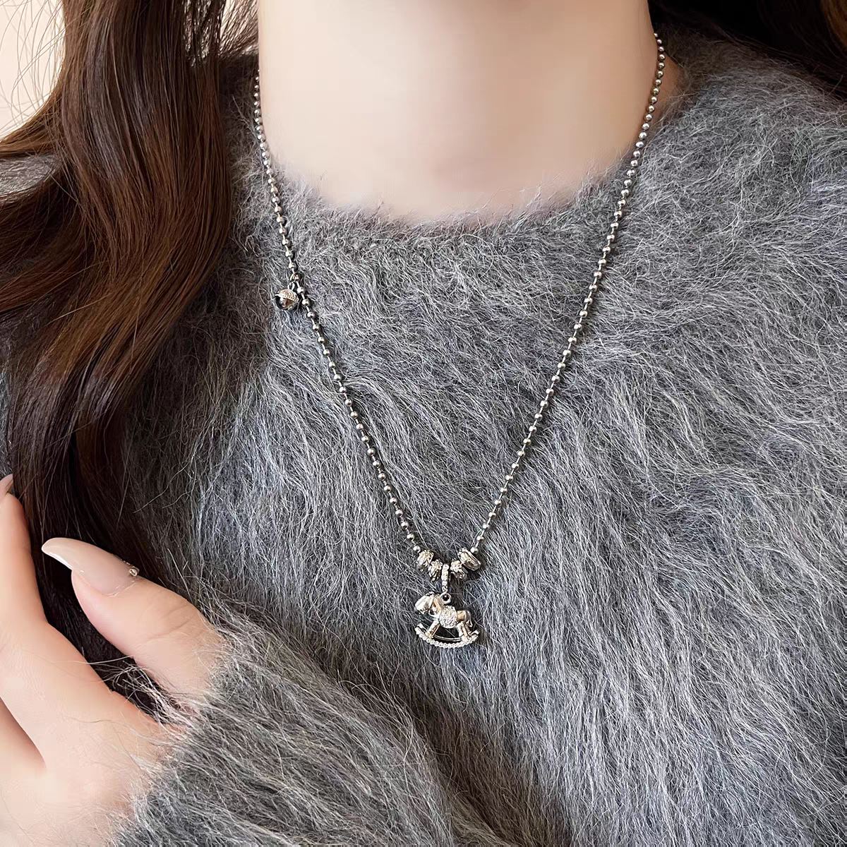 诗洛琪饰品毛衣链银色小马吊坠项链女款秋冬高级感轻奢小众百搭配饰品礼物细节图