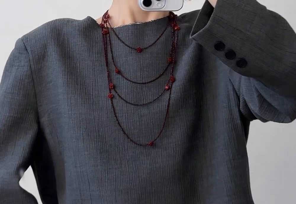 Shiluoqi Accessories Red rose necklace, long and high-end, layer-worn neck-hanging accessory, personalized and versatile sweater chain detail image 2