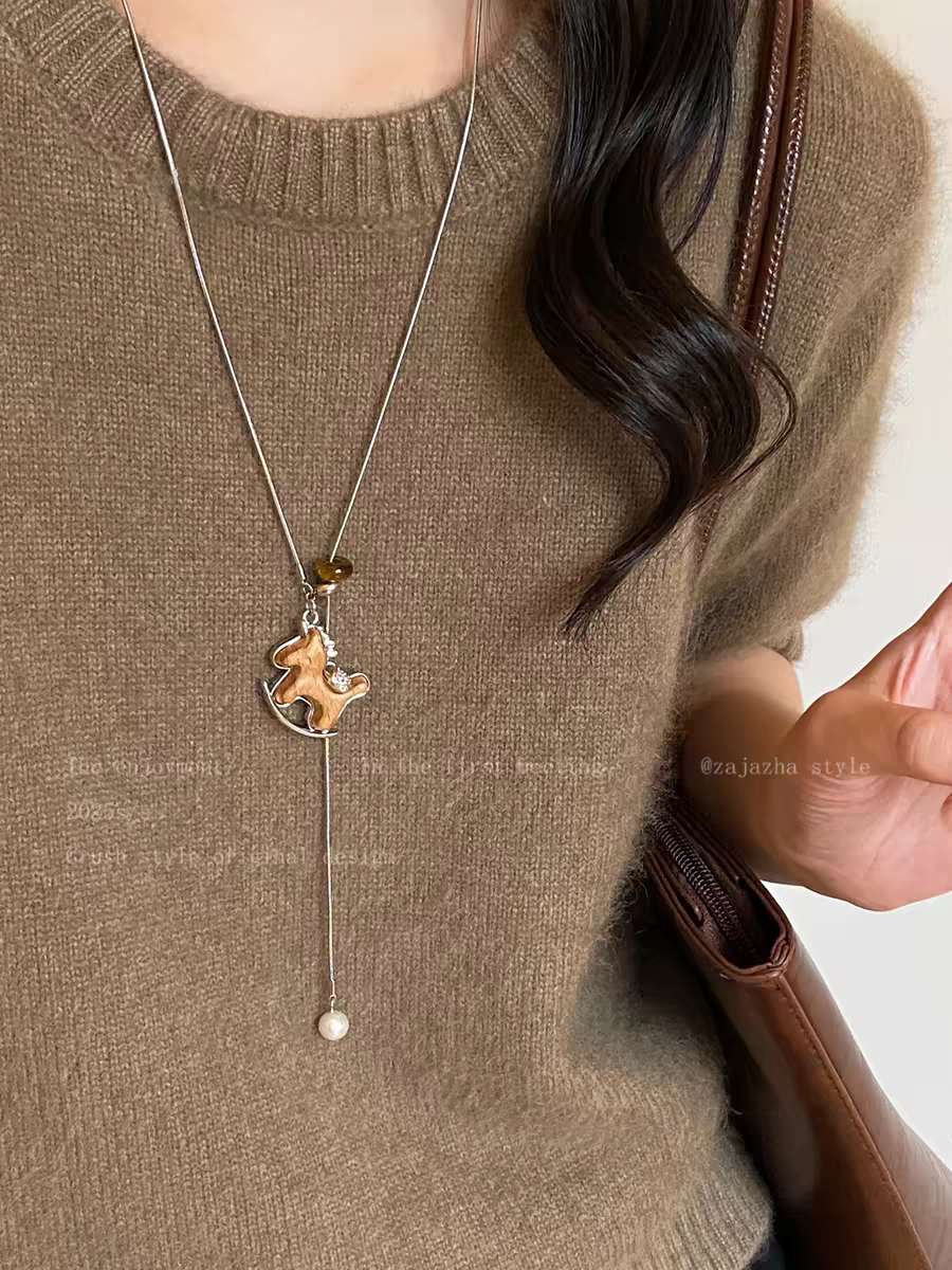 诗洛琪饰品木质小马项链女新款轻奢高级感长款吊坠毛衣链小众设计感配饰详情图2