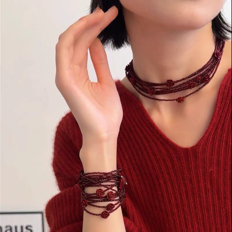 Shiluoqi Accessories Red rose necklace, long and high-end, layer-worn neck-hanging accessory, personalized and versatile sweater chain detail image 3