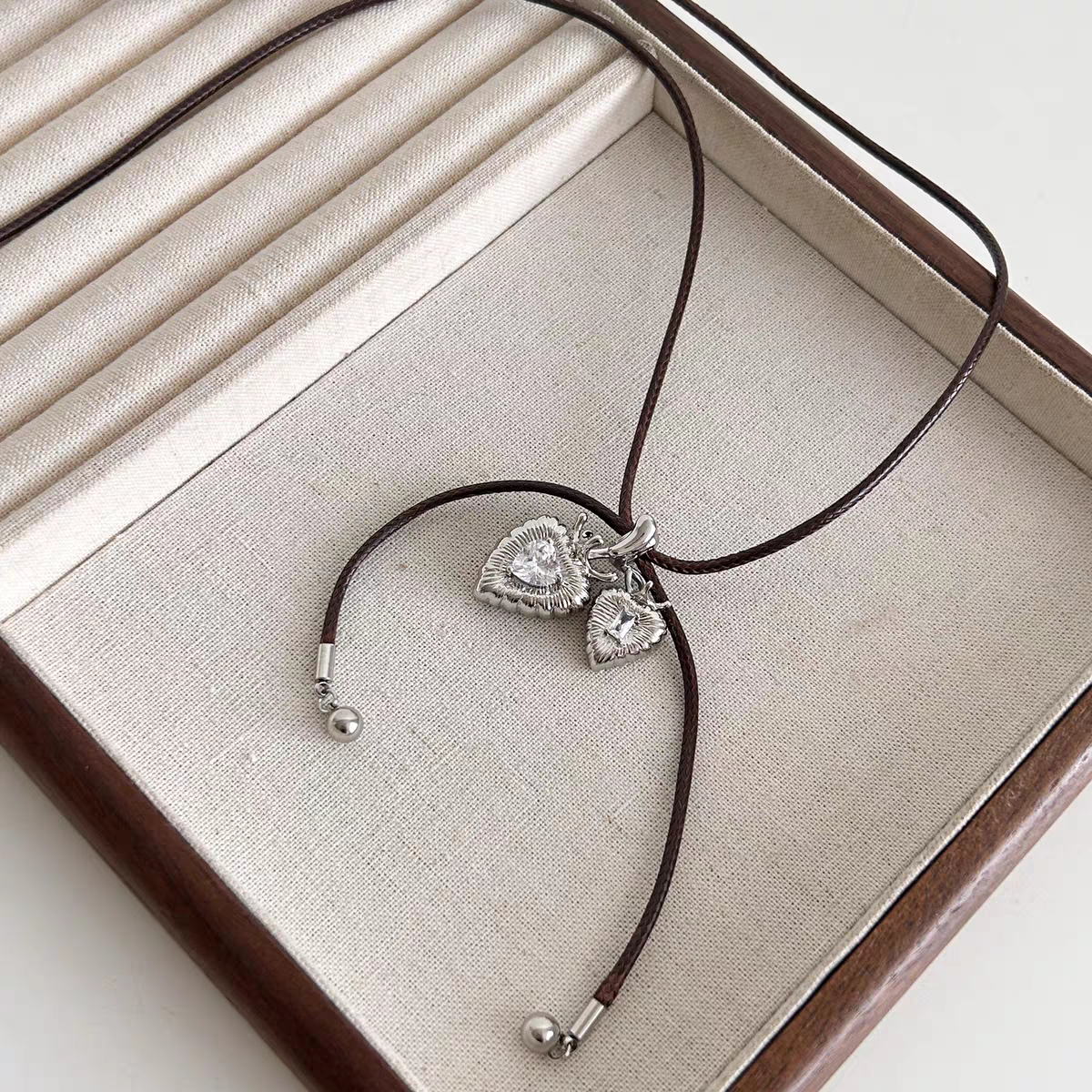 Shiluoqi accessories, Japanese and Korean heart-shaped zircon pendants, drawstring necklaces, women's niche high-end collarbone chain, sweater chain, neck chain accessories Application Scenario