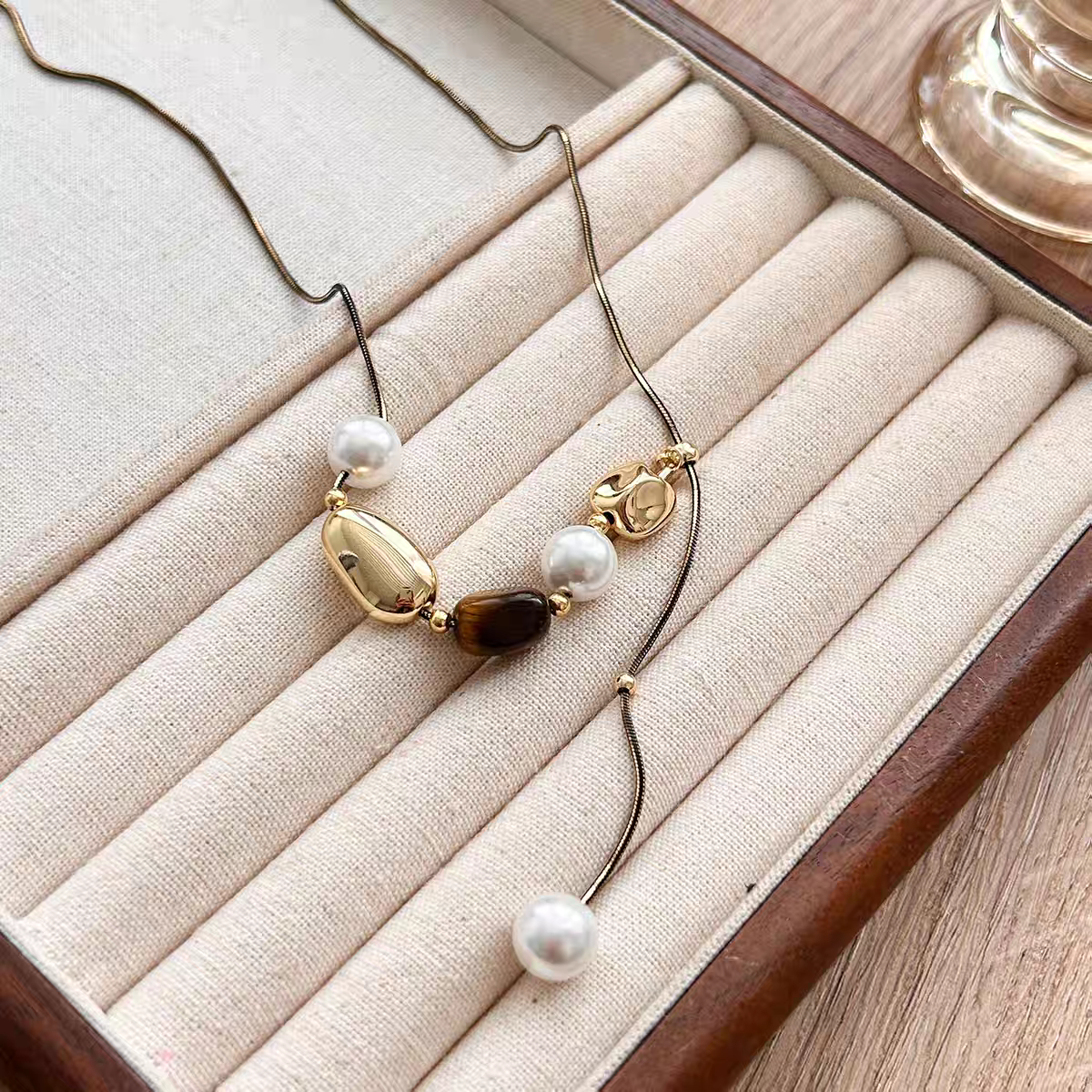 Shiluoqi accessories retro patchwork tiger's eye pearl pull-out necklace for women, new niche light luxury sweater chain accessory collarbone chain Item Picture