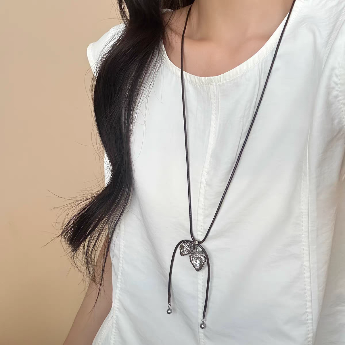 Shiluoqi accessories, Japanese and Korean heart-shaped zircon pendants, drawstring necklaces, women's niche high-end collarbone chain, sweater chain, neck chain accessories details Picture