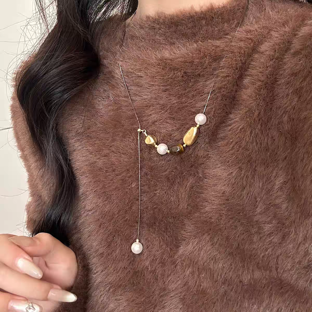 Shiluoqi accessories retro patchwork tiger's eye pearl pull-out necklace for women, new niche light luxury sweater chain accessory collarbone chain details Picture