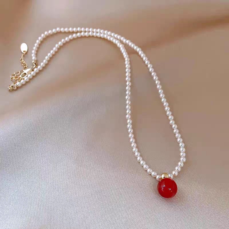 The Siloqi shielded red beaded pendant necklace for women's autumn and winter exudes a high-end, light luxury and niche charm. It's a new best-selling sweater chain detail image 4