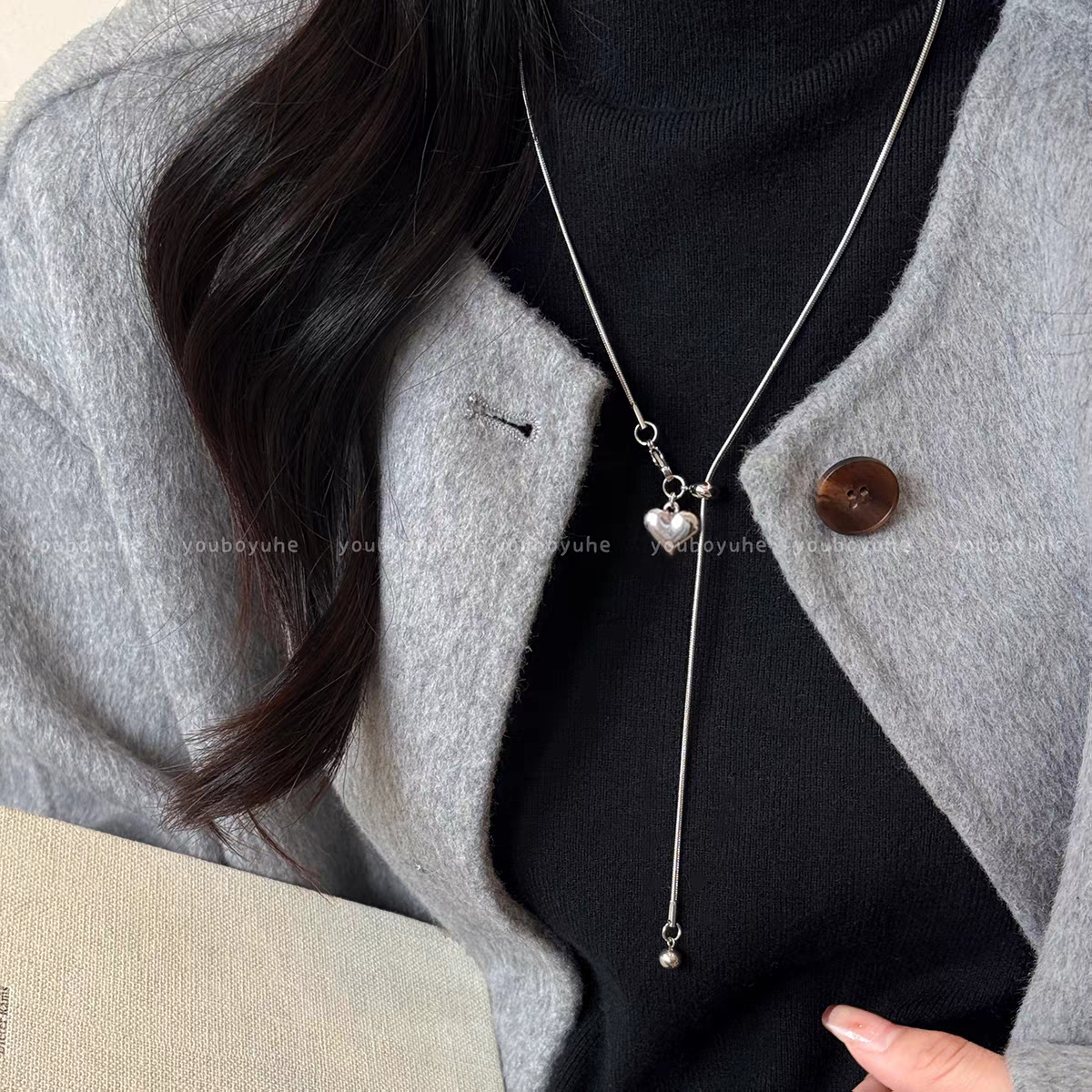 Siloqi jewelry: Simple silver heart-shaped pendant necklace for women, light luxury and high-end feel. Long sweater chain for autumn and winter, adjustable and pull-out accessory details Picture