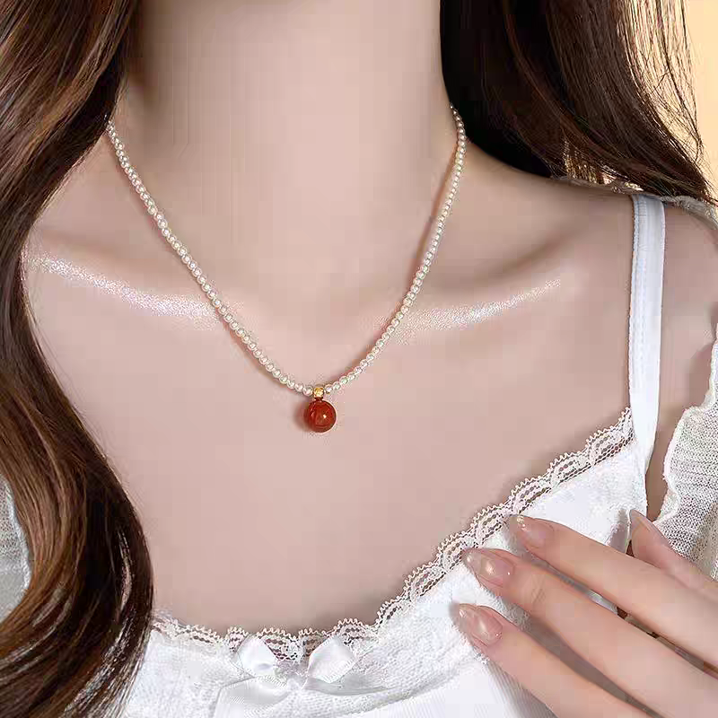 The Siloqi shielded red beaded pendant necklace for women's autumn and winter exudes a high-end, light luxury and niche charm. It's a new best-selling sweater chain detail image 3