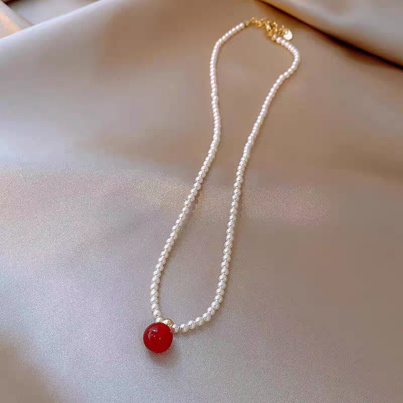 The Siloqi shielded red beaded pendant necklace for women's autumn and winter exudes a high-end, light luxury and niche charm. It's a new best-selling sweater chain Item Picture