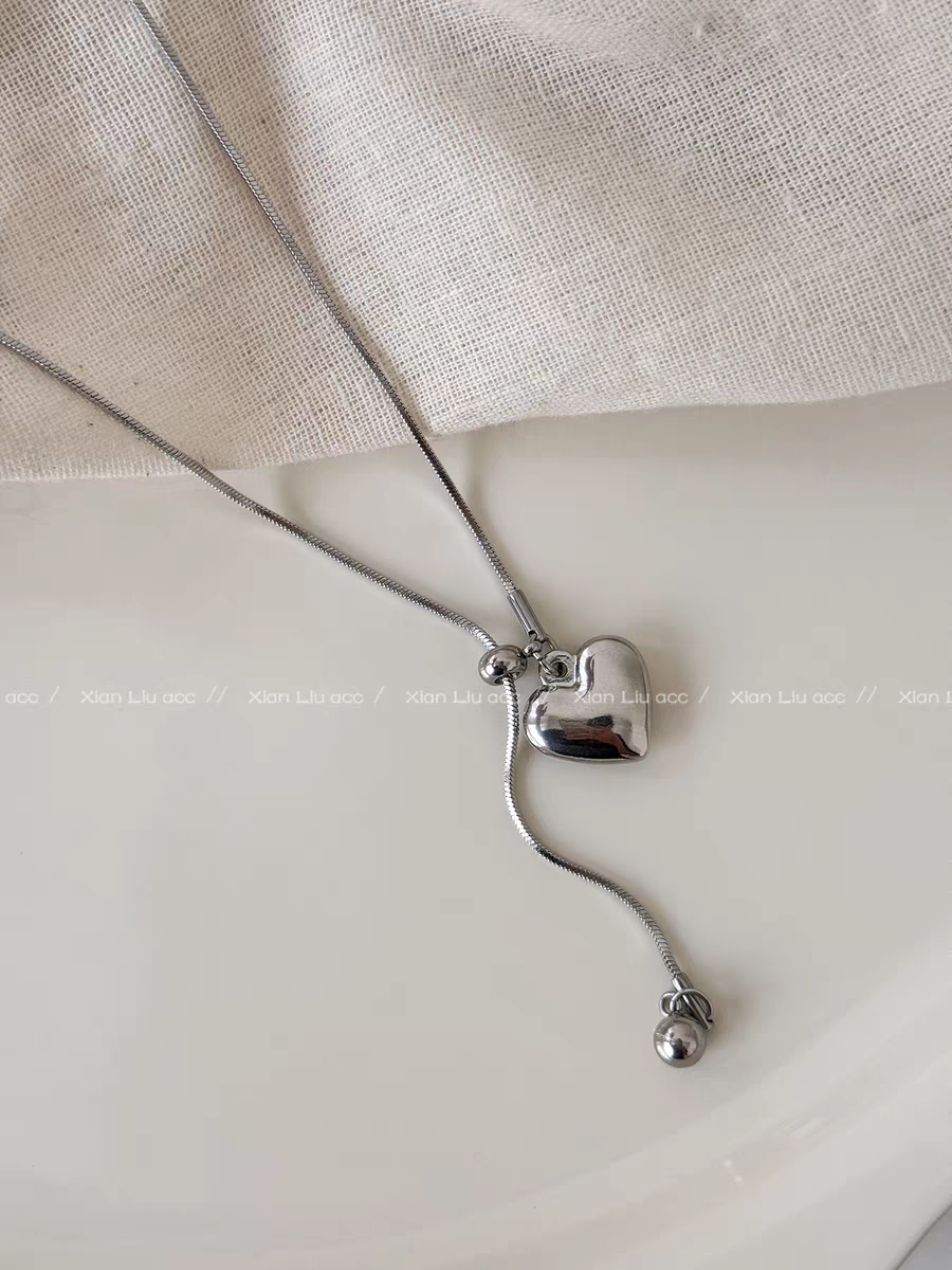 Siloqi jewelry: Simple silver heart-shaped pendant necklace for women, light luxury and high-end feel. Long sweater chain for autumn and winter, adjustable and pull-out accessory Item Picture