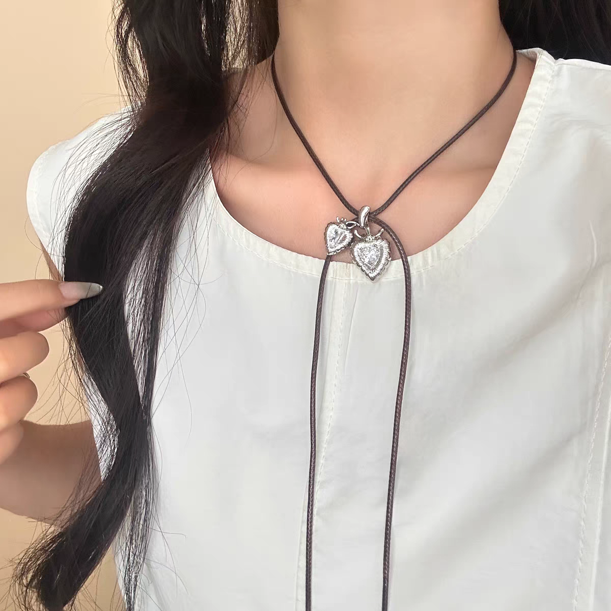 Shiluoqi accessories, Japanese and Korean heart-shaped zircon pendants, drawstring necklaces, women's niche high-end collarbone chain, sweater chain, neck chain accessories detail image 3