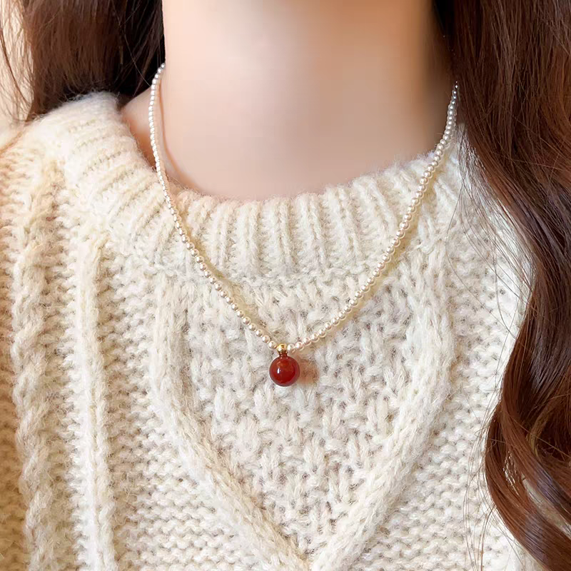 The Siloqi shielded red beaded pendant necklace for women's autumn and winter exudes a high-end, light luxury and niche charm. It's a new best-selling sweater chain detail image 2