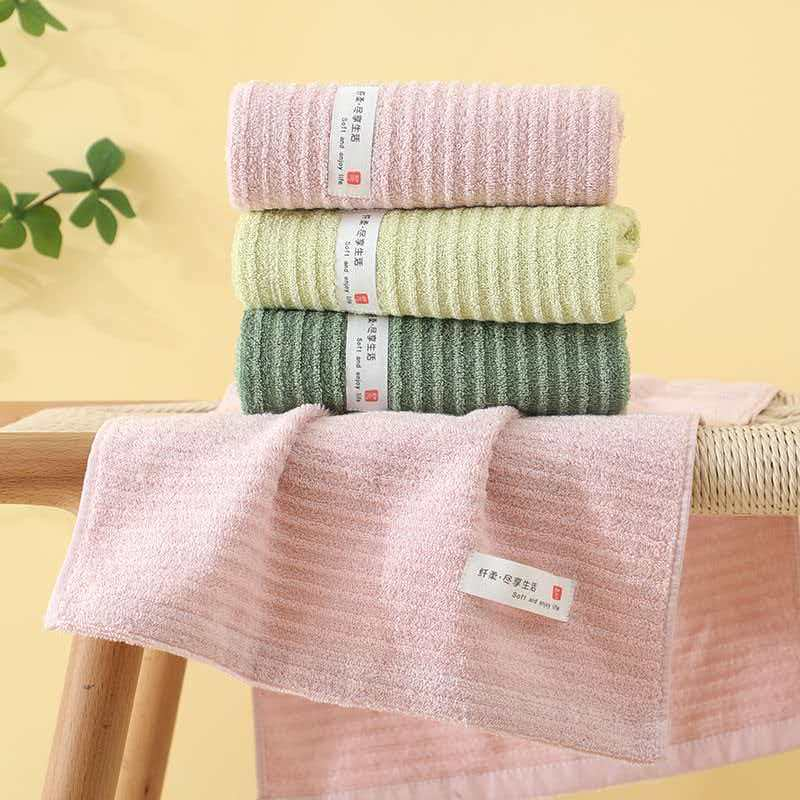Pure cotton towels are soft, highly absorbent and do not shed fibers. They are suitable as gifts for household face washing and bathing