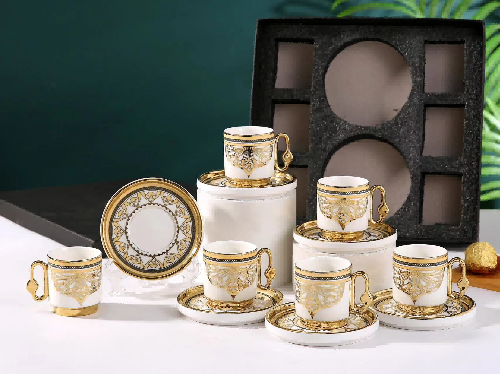 Light luxury European-style ceramic tea sets and coffee cups, high-end household afternoon tea tableware, exquisite and luxurious ceramic cups and plates details Picture