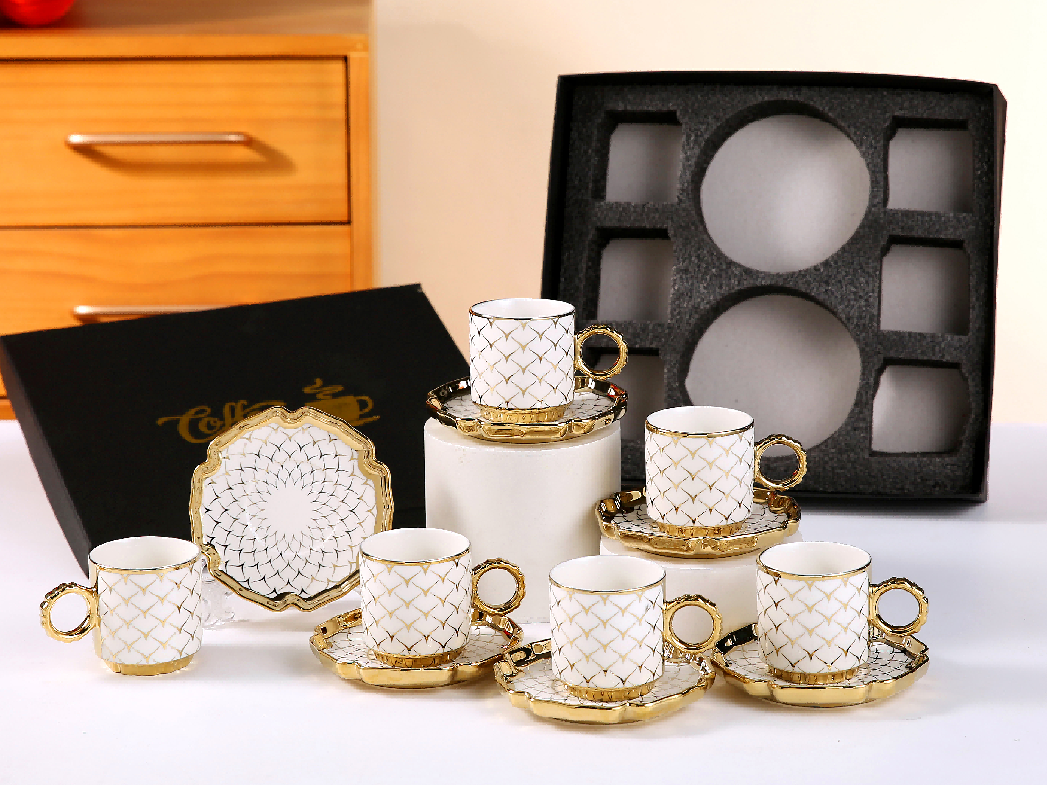 Cross-border European-style electroplated ceramic coffee cups and saucers, Saudi gold-plated six cups and six saucers gift box set event gift Application Scenario