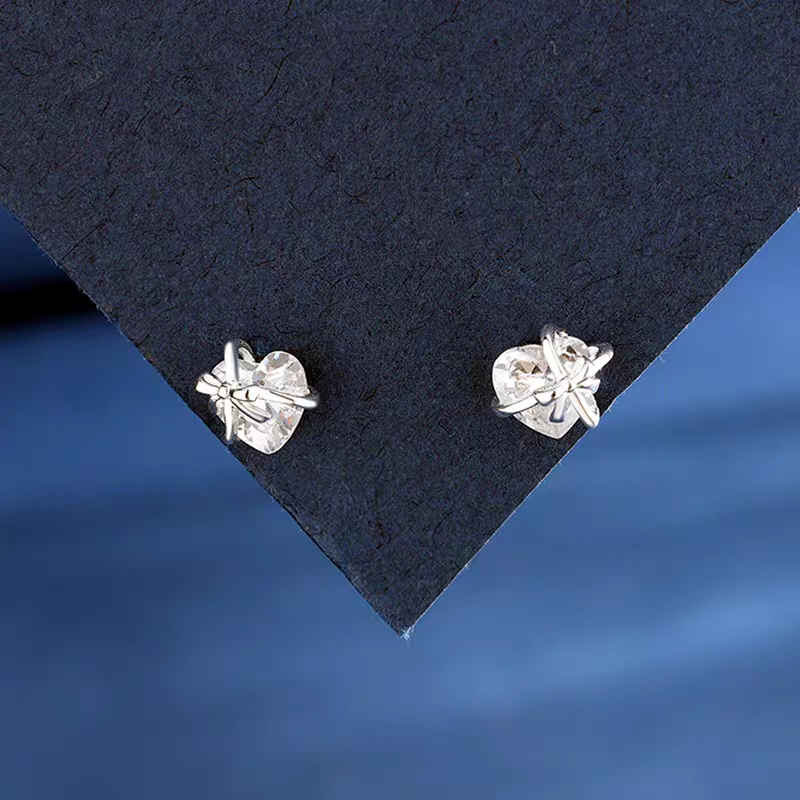 S990 pure silver heart-shaped zircon stud girl detail image 2