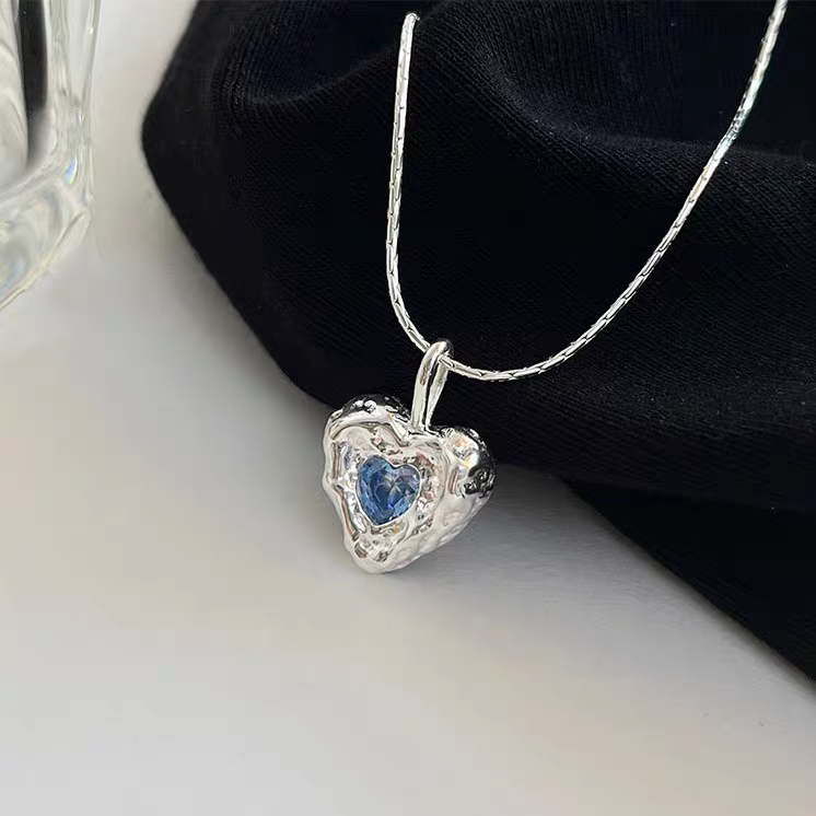 The S925 pure silver blue heart-shaped necklace exudes a high-end feminine charm. It features a sweet and cool, niche design. The collarbone chain is a unique and cold style accessory detail image 2