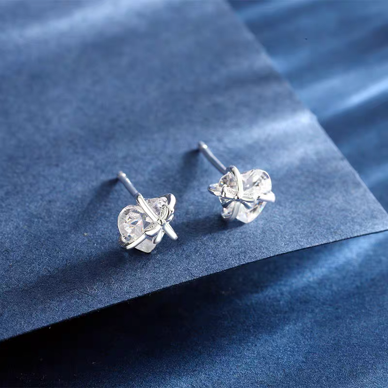 S990 pure silver heart-shaped zircon stud girl details Picture