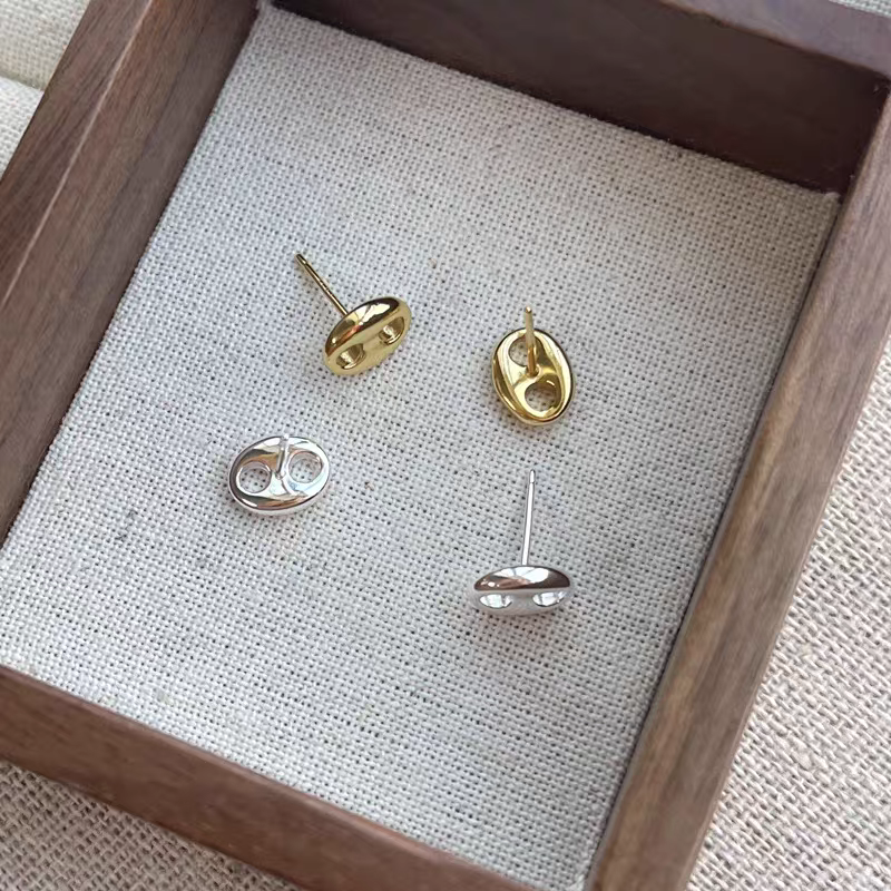 S925 sterling silver simple and elegant pig nose stud earrings details Picture