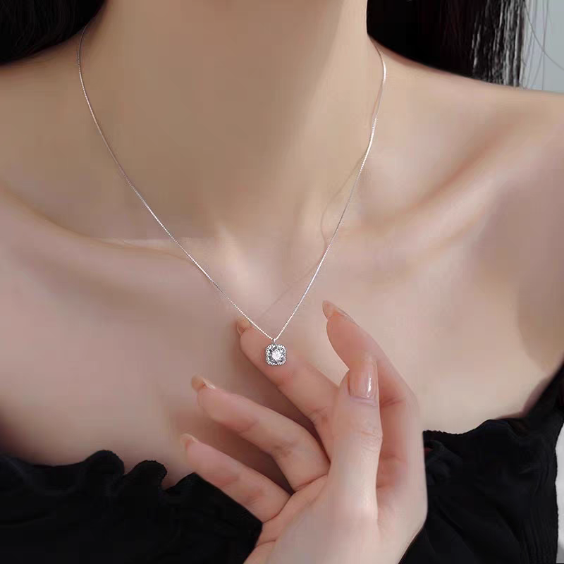 S925 sterling silver small sugar cube necklace, with a light luxury, niche and high-end feel, is a perfect Valentine's Day and birthday gift for your best friend and girlfriend Application Scenario