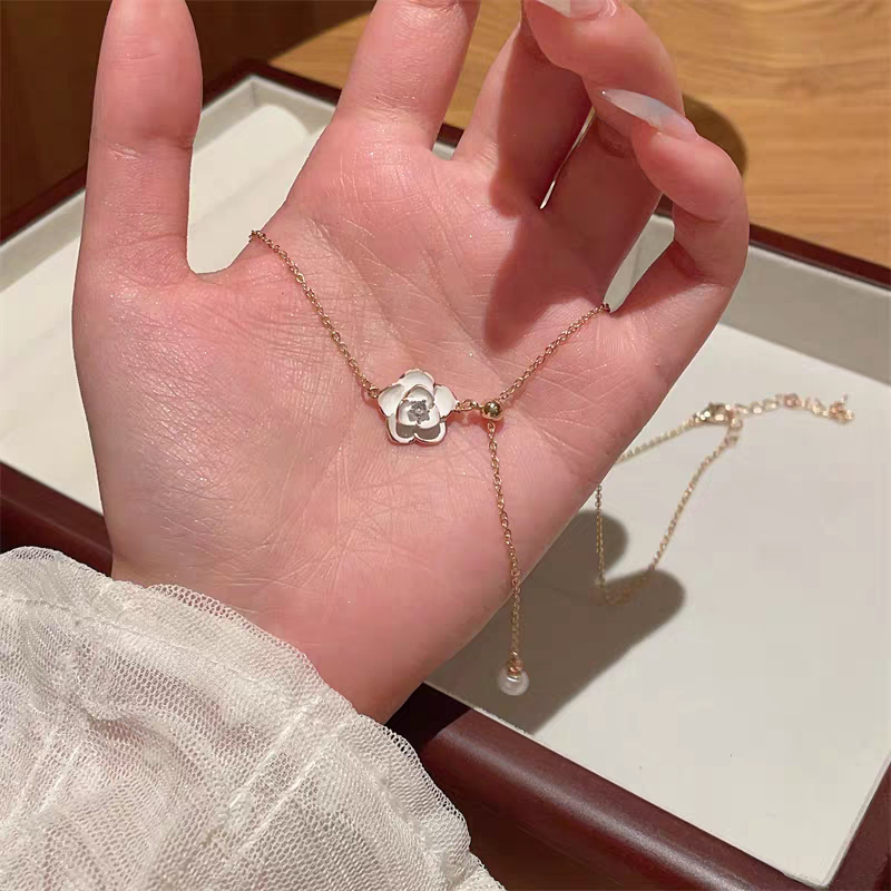 S925 sterling silver sweet camellia necklace, a new spring and summer fashion and versatile niche collarbone chain accessory for women