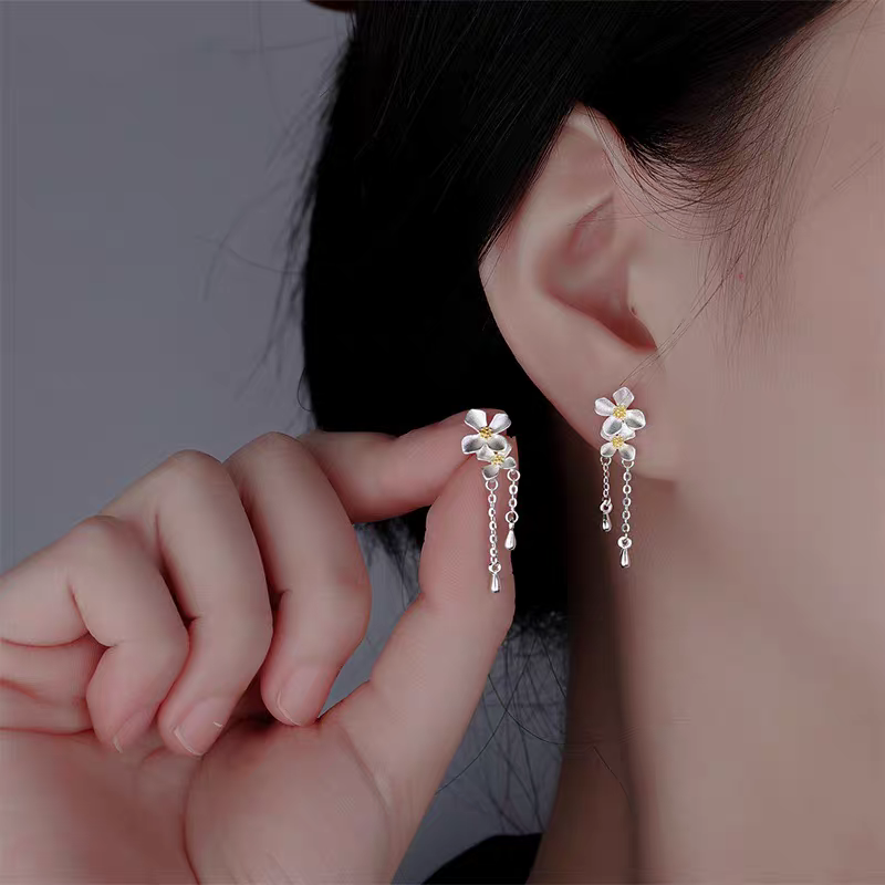 Silver gardenia stud earrings for women, fresh and elegant flower earrings with a refined and elegant tassel charm details Picture