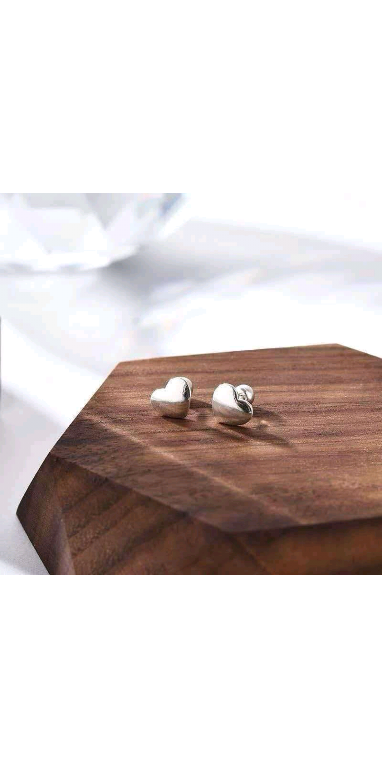 Sterling silver 990 smooth heart-shaped stud earrings detail image 2