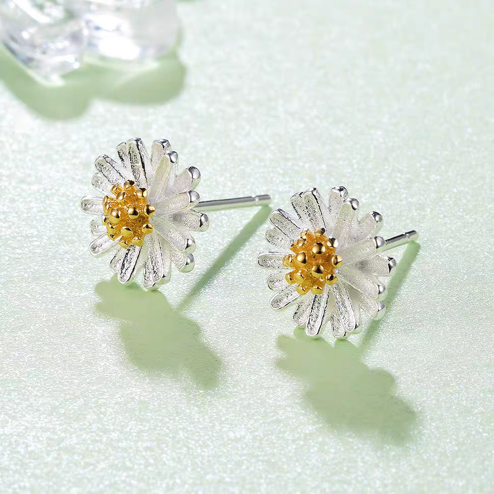 s925 all-silver small Daisy stud earrings in a Korean style for women detail image 3