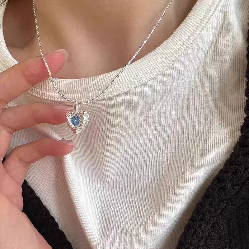 The S925 pure silver blue heart-shaped necklace exudes a high-end feminine charm. It features a sweet and cool, niche design. The collarbone chain is a unique and cold style accessory Specification image