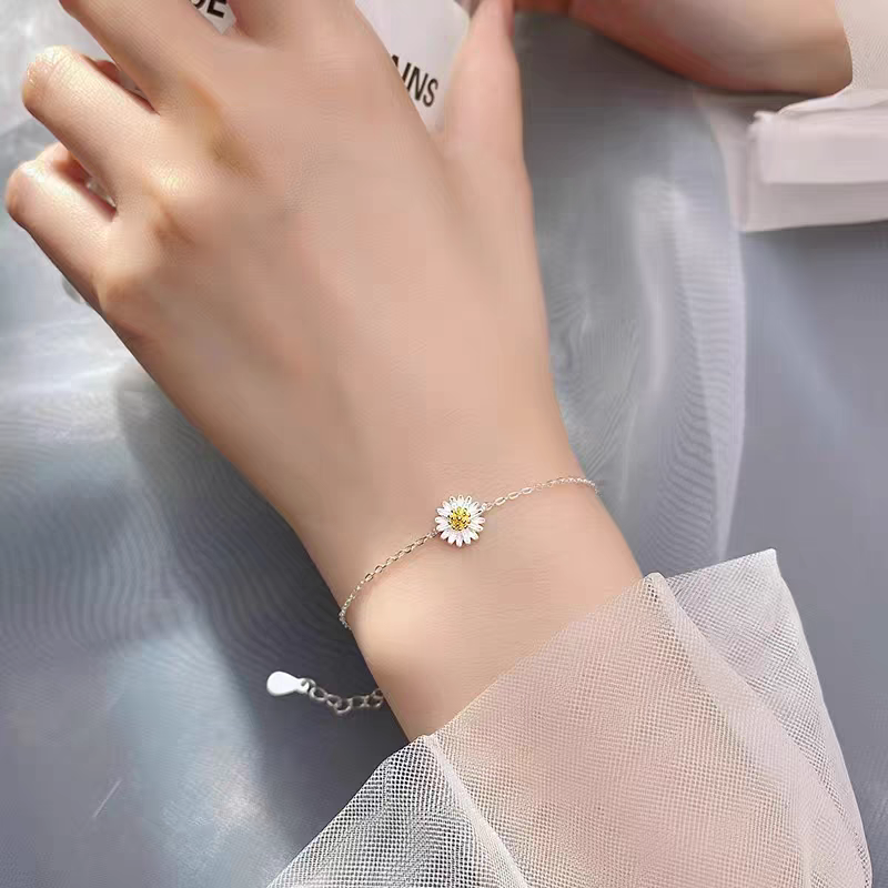 The S990 pure silver sweet summer Daisy bracelet is a Korean version of the Internet celebrity's fresh and cute look Application Scenario