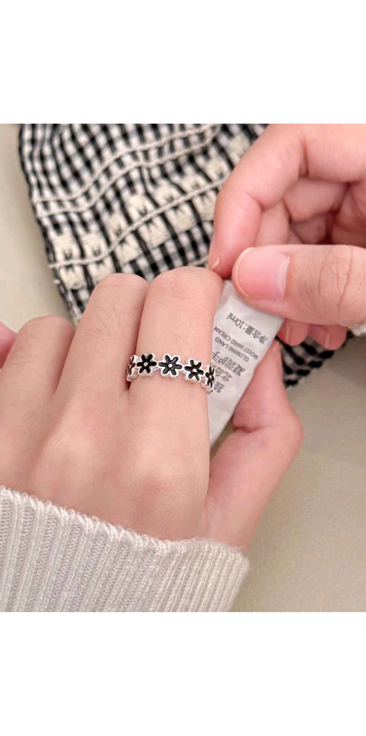 A pure silver black flower ring