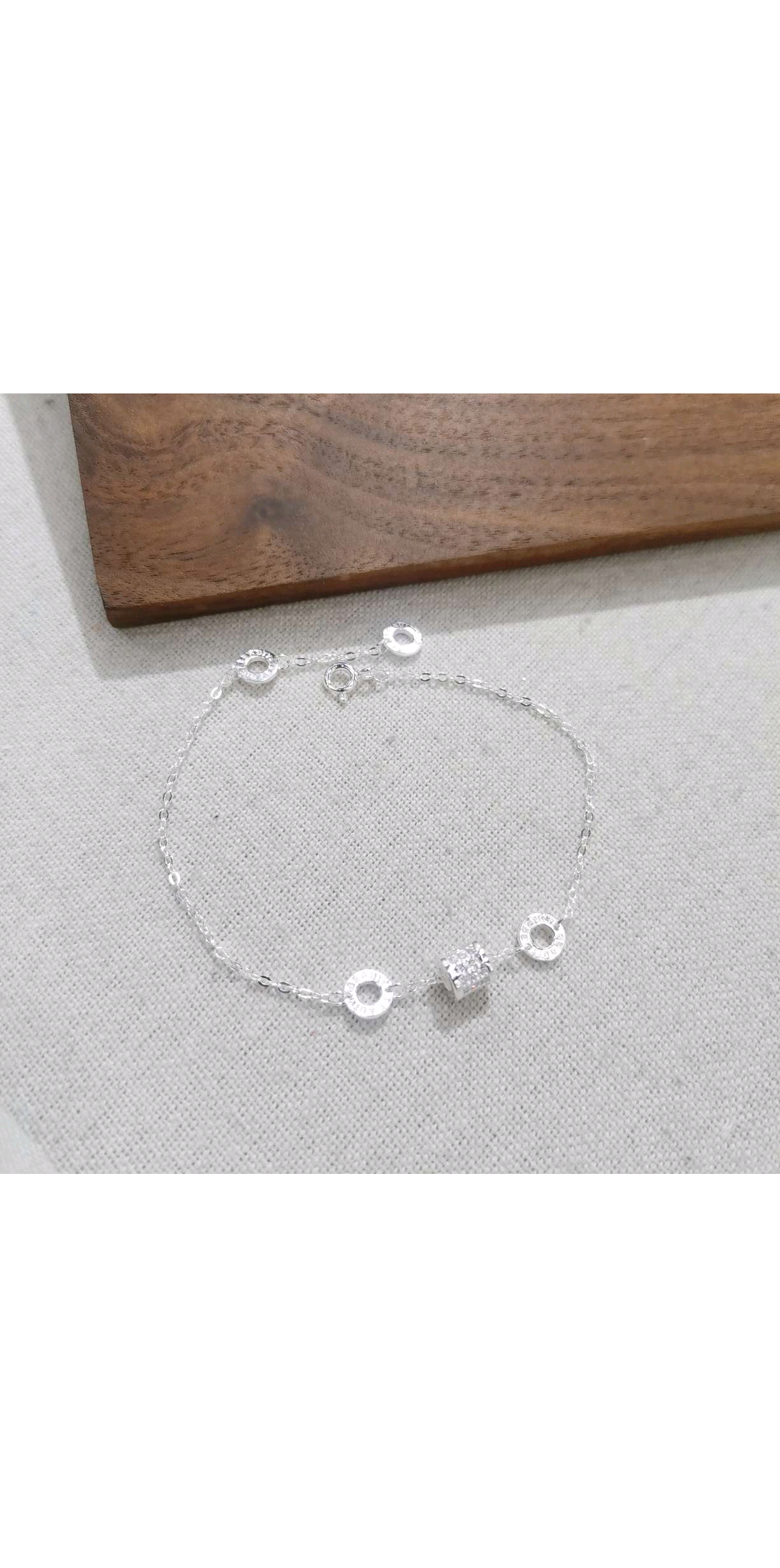The S990 pure silver micro-inlaid waist bracelet is simple, versatile, niche and exquisite