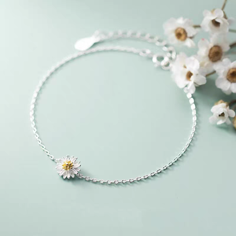 The S990 pure silver sweet summer Daisy bracelet is a Korean version of the Internet celebrity's fresh and cute look