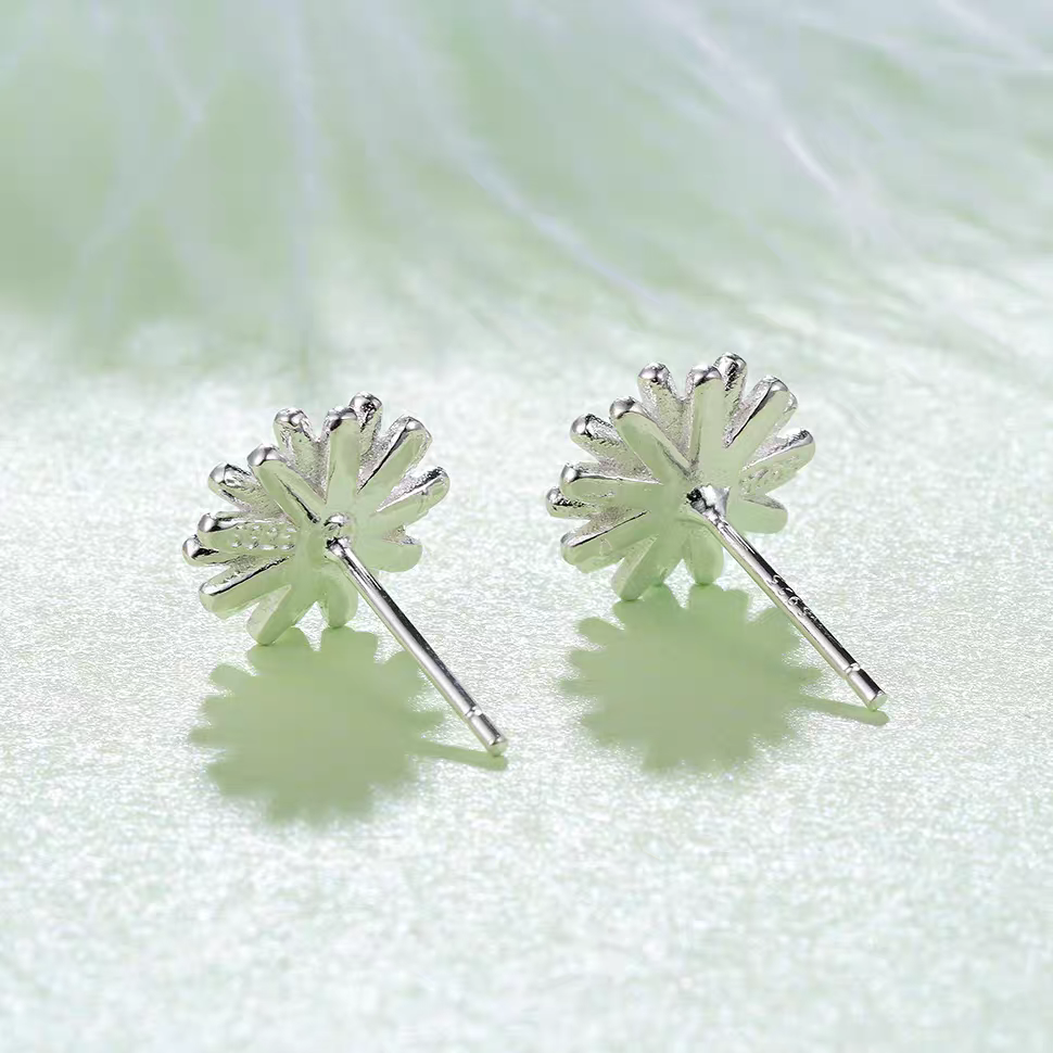 s925 all-silver small Daisy stud earrings in a Korean style for women detail image 5