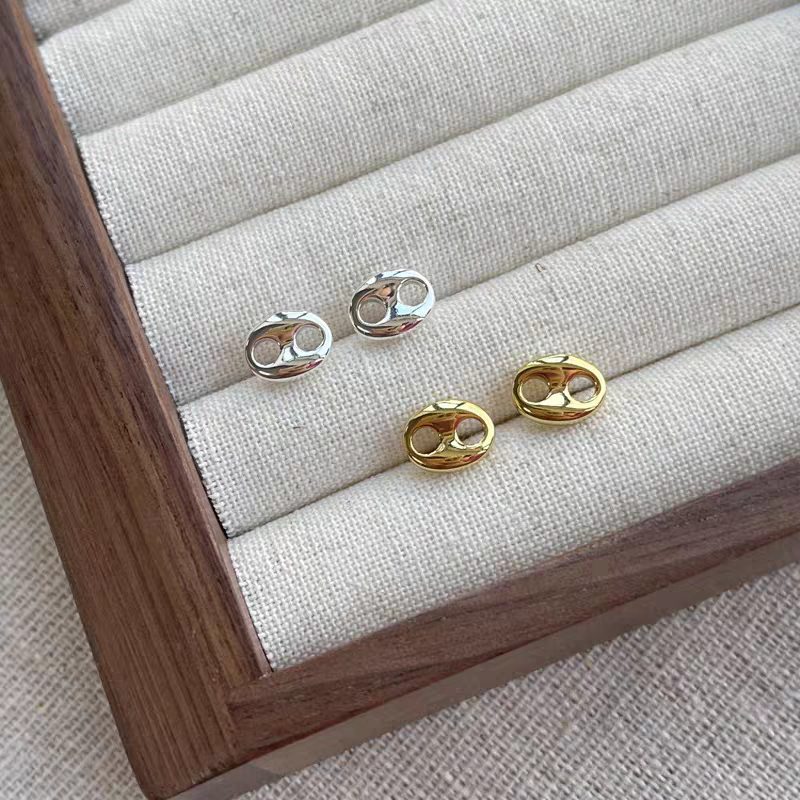 S925 sterling silver simple and elegant pig nose stud earrings detail image 3